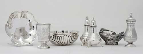 LOT COMPRISING A SALT- AND PEPPER SHAKER, A SPICE SPRINKLER, TWO SMALL BOWLS, A SMALL BEAKER, AND A SMALL BASKET IN FILIGREE WORK