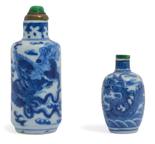 TWO BLUE AND WHITE DRAGON AND LION SNUFF BOTTLES.