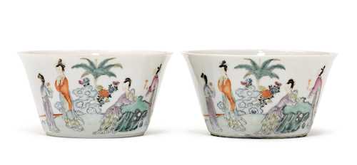 A PAIR OF FAMILLE ROSE BOWLS.
