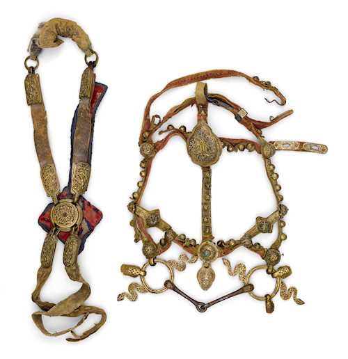 AN ASSORTED LEATHER HARNESS SET WITH GILT COPPER PLAQUES.