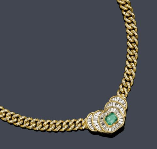 EMERALD AND DIAMOND NECKLACE, ca. 1980. Yellow gold 750, 104g. Casual-elegant curb link necklace, set throughout with 112 diamonds weighing ca. 1.00 ct in total, the centre part designed as a stylized blossom and set with 1 step-cut emerald weighing ca. 2.30 ct, within a border of 54 trapeze-cut and baguette-cut diamonds weighing ca. 3.50 ct in total. L ca. 40 cm. With six additional links.