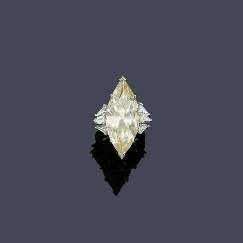 DIAMOND RING, ca. 1960. Platinum. Elegant ring, the top set with 1 slightly brownish navette-cut diamond weighing ca. 14.00 ct, type IIA, ca. P1, potentially IF-VVS, set in a classic four-prong chaton. Size ca. 49.  Matching, asymmetric "V"-shaped ring with 6 navette-cut diamonds and 2 trapeze-cut diamonds weighing ca. 0.50 ct in total. Size ca. 49. Oral estimate by GGTL/Gemlab.