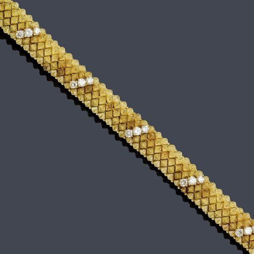 GOLD AND DIAMOND BRACELET, ca. 1960. Yellow gold 750, 74g. Decorative, convex snake bracelet with a textured surface and additionally decorated with 15 diagonally-set brilliant-cut diamonds, weighing ca. 2.50 ct in total. L ca. 17.3 cm.