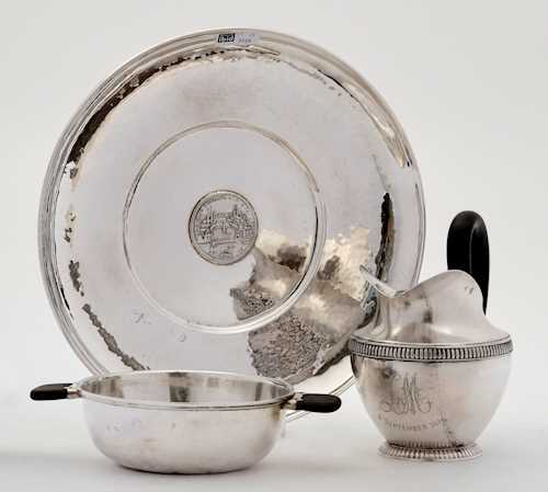 LOT COMPRISING A PLATE WITH A COIN INSERT, A CREAM JUG, AND A SMALL LIDDED BOWL