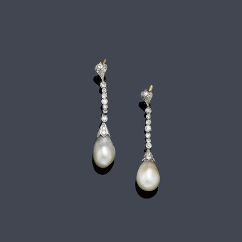 PEARL AND DIAMOND EAR PENDANTS, ca. 1910. Platinum. Charming, plain ear pendants with studs, each of 1 drop-shaped, slightly greyish, baroque natural pearl of ca. 10 x 13.5 mm, suspended from a line of 7 old European-cut diamonds and 1 palmette motif set with diamonds. Total weight of the diamonds ca. 0.40 ct. Studs in pink gold, not original. L ca. 4.5 cm. With SSEF Report No. 38190, October 2001.