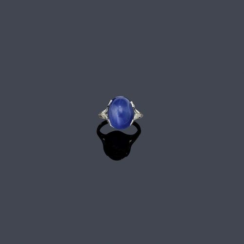 STAR SAPPHIRE AND DIAMOND RING, ca. 1920. Platinum. Decorative, plain Art Deco ring, the top set with 1 fine, oval star sapphire of 12.41 ct. The ring shoulders additionally decorated with 20 small single-cut diamonds. Size ca. 50. With GPL Report No. 07784, May 2013.