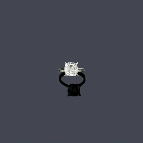 DIAMOND RING. White gold 750. Classic-elegant ring, the top set with 1 cushion-cut diamond of 5.14 ct, G/VVS1, in a four-prong setting. Size ca. 54. With HRD Report No. 13015974002, May 2013.