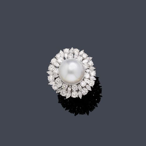 PEARL AND DIAMOND RING. White gold 750, 12g. Decorative, large ring, the top designed as a stylized flower set with 1 very fine South Sea cultured pearl of ca. 16.5 mm Ø, within a double-border of numerous diamonds, alternately set with brilliant-cut diamonds and navette-cut diamonds. Total diamond weight ca. 7.70 ct. Size ca. 59.