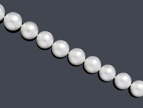 PEARL NECKLACE. Clasp in white gold 585. Classic-elegant necklace of 27 silver-white South Sea cultured pearls of ca. 14.8 to 18 mm Ø and of fine lustre, with a textured ball clasp. L ca. 47 cm.