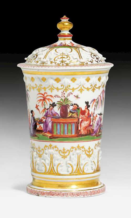 LIDDED BEAKER WITH CHINOISERIE DECORATION
