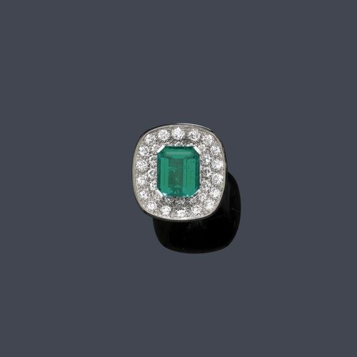 EMERALD AND DIAMOND RING, TRUDEL. White gold 750, 34g. Fancy ring, the concave, square-oval top set with 1 very fine step-cut Columbian emerald of ca. 8.09 ct, moderately oiled, and pavé-set with 32 brilliant-cut diamonds weighing ca. 2.50 ct. Minimal signs of wear. Size ca. 55. Tested by Gemlab.