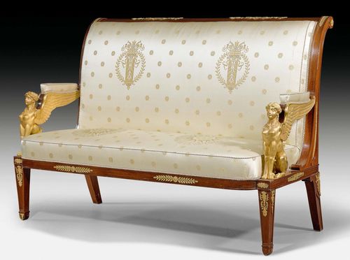 CANAPE "AUX GRIFFONS",Empire and later, probably Russia. Shaped mahogany. Light beige silk cover with gold Empire pattern. Fine matte and polished gilt bronze mounts and applications, some supplemented. 158x65x49 cm.