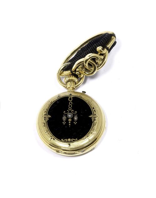 ENAMEL AND DIAMOND PENDANT WATCH WITH CLIP, Switzerland, ca. 1910. Yellow gold 750. Small case, engine-turned and black enamelled on both sides. Case No. 7073, additionally decorated with garland, flower and leaf motifs on the cover and 3 small rose-cut diamonds. Dust cover engraved Genève, échappement à cilindre, huit rubis. Cylinder movement, mounted on a small clip with leaf volutes. D 31 mm.