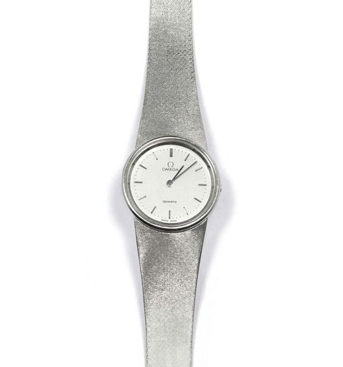 LADY'S WRISTWATCH OMEGA, 1980s. White gold 750, 49g. Round case No 22041 7305. Silver-coloured dial, indices and hands, signed. Quartz movement, Cal. 1535. Satin-finished original gold band, graduated, L ca. 17.5 cm. With case.