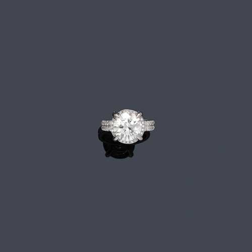 DIAMOND RING. White gold 750. Elegant solitaire model, the top set with 1  brilliant-cut diamond of 5.01 ct, ca. F/VS2, within a border of 20 brilliant-cut diamonds, weighing ca. 0.10 ct, the ring shoulders decorated with 28 brilliant-cut diamonds, weighing ca. 0.20 ct. Size ca. 55. With HRD Report No. 11033697004, November 2011.