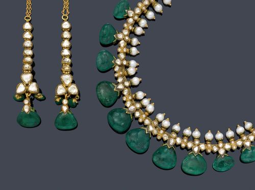 ENAMEL, EMERALD AND DIAMOND NECKLACE WITH EAR PENDANTS, India. Decorative, elegant necklace set throughout with numerous table-cut diamonds and rose-cut diamonds, additionally decorated with 15 drop-shaped emeralds, graduated, from ca. 19 x 16 to 13 x 11 mm, and 29 cultured pearls of ca. 6 mm Ø. The settings and the attaches florally enamelled in blue-green and white. L ca. 45 cm. Matching ear pendants with 11 diamonds and 3 flexibly mounted drop-cut emeralds. With case.