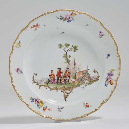 PLATE WITH A DEPICTION OF SOLDIERS