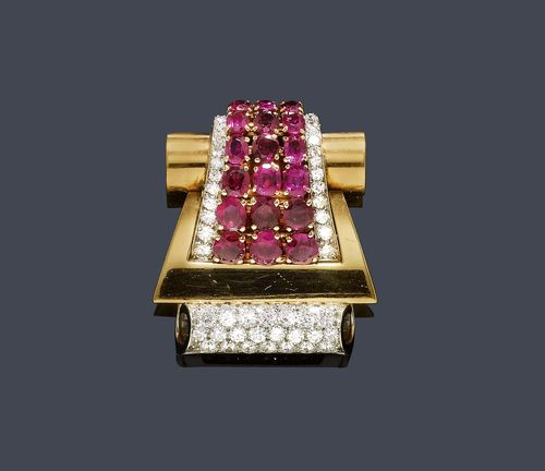 RUBY AND DIAMOND CLIP, France, ca. 1940. Pink gold 750 and platinum 950, 20g. Decorative, asymmetric clip designed as a stylized buckle, decorated with 21 oval rubies weighing ca. 3.00 ct, 1 small ruby missing, and 60 brilliant-cut diamonds weighing ca. 2.80 ct. French mark, maker's mark LR. Ca. 3.5 x 3 cm.