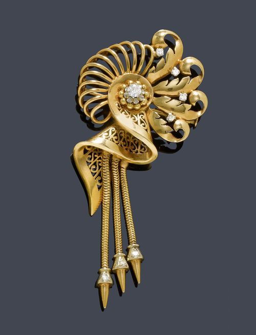 GOLD AND DIAMOND BROOCH, France, ca. 1940. Pink and yellow gold 750 and platinum, 21g. Decorative geometrically open-worked brooch designed as a scrolled band motif, set with 1 old European cut and 4 single-cut diamonds weighing ca. 0.20 ct, 3 flexibly mounted snake chains, each with 1 diamond-set pendant as the lower part. L ca. 9 cm.