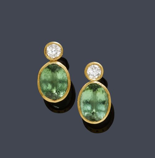 TOURMALINE AND DIAMOND EAR STUDS. Fine gold. Casual-elegant ear studs, each set with 1 oval, mint-green tourmaline of 13.63 and 12.78 ct, respectively, mounted below 1 brilliant-cut diamond of 1.09 and 1.00 ct, respectively, ca. H/VVS in collet settings. Pins and nuts in gold 750. With copy of insurance estimate, December 2009. Matches the following lot.