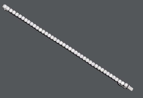 DIAMOND BRACELET, France. White gold 750. Classic-elegant Rivière bracelet set with 42 brilliant-cut diamonds weighing ca. 7.50 ct in total. L ca. 17 cm.