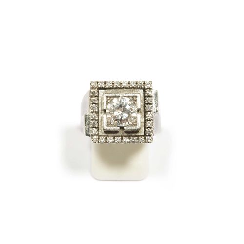 DIAMOND GENTLEMAN'S RING, ca. 1960. White gold 750. Casual-elegant Chevalière model. The square, satin-finished top set with 1 brilliant-cut diamond weighing ca. 1.50 ct, ca. G-H/VVS2, and additionally decorated with a diamond-set frame weighing ca. 0.40 ct. Size ca. 58. With expert opinion, November 1973.