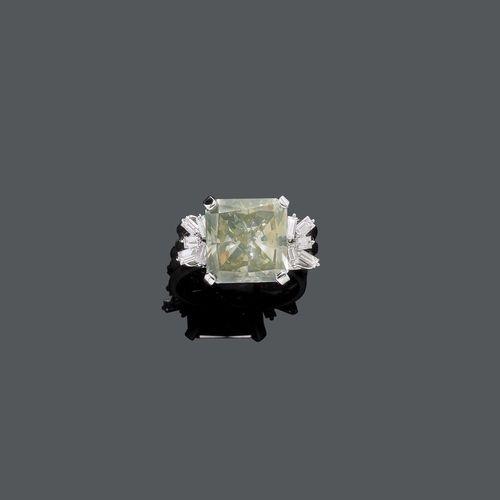 FANCY DIAMOND RING. White gold 750. Fancy ring. The top set with 1 fancy diamond weighing 10.12 ct, radiant-cut, Fancy Dark Green-Grey, within a border of 10 baguette-cut diamonds weighing ca. 0.60 ct. Size ca. 58. With GIA Report No. 2151829030, December 2013.