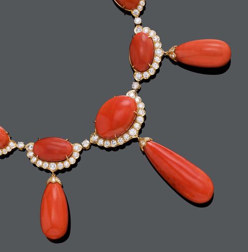 CORAL AND DIAMOND NECKLACE. Pink gold 585. Elegant, modern necklace of 14 oval, salmon-pink coral cabochons, graduated, within a border of brilliant-cut diamonds. The centre additionally decorated with 5 movable pendants, each of 1 large drop-cut coral. Total weight of the coral ca. 400 ct, total weight of the diamonds ca. 21.90 ct. L ca. 47 cm.