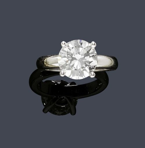 DIAMOND RING. White gold 750. Casual-elegant solitaire model, the top set with 1 brilliant-cut diamond of 3.70 ct, H/SI1 in a modern four-prong setting. Size 54. With case and GIA Report No. 10839395, October 1999.