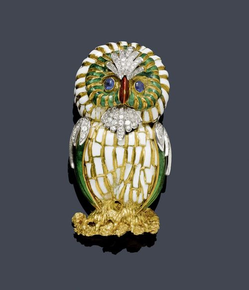 ENAMEL, SAPPHIRE AND DIAMOND CLIP BROOCH, ca. 1960. Yellow gold 750, 71g. Charming brooch designed as a sculptured owl, the feathers enamelled in white, the face and the wings in green and the beak in red, the tufts of feathers, the throat and the wings decorated with numerous single-cut diamonds weighing ca. 1.00 ct. 2 small sapphire cabochons as eyes.