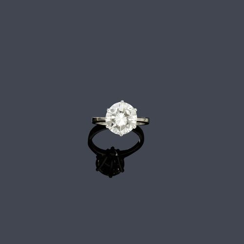 DIAMOND RING, ca. 1960. White gold 750. Classic solitaire model, the top set with 1 brilliant-cut diamond weighing ca. 5.20 ct, ca. M-N/SI2, in a four-prong setting. Size ca. 58. Oral estimate by GGTL/Gemlab.