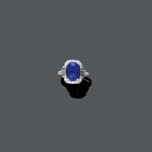SAPPHIRE AND DIAMOND RING. Platinum 950. Elegant, modern ring, the top set with 1 oval sapphire weighing ca. 7.70 ct, flanked by 6 baguette-cut diamonds and set throughout with numerous brilliant-cut diamonds. Total diamond weight ca. 1.80 ct. Size ca. 52.