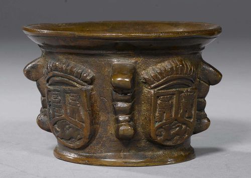 SMALL MORTAR, Baroque, probably France, 17th century. Bronze. The walls with coats of arms. H 7 cm, D 8 cm.