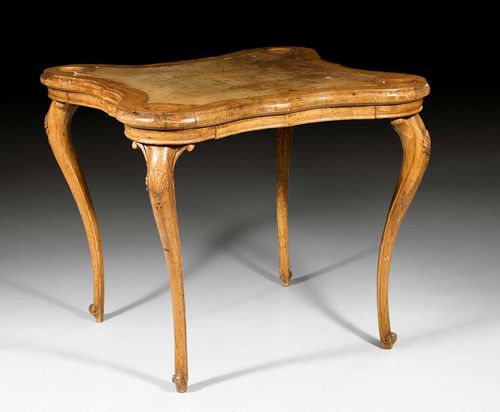 GAMES TABLE, Louis XV, Venice, 18th century. Carved walnut. Brown leather-lined top with cavities for game pieces. 88x88x78 cm.