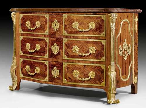 IMPORTANT COMMODE "AUX TETES DE BELIER",Regence, von A.J. OPPENORDT (Alexandre Jean Oppenordt, 1639-1715), Paris circa 1700/10. Purpleheart in veneer, inlaid with reserves and decorative frieze. The front with 3 drawers. Exceptionally rich, matte and polished gilt bronze mounts and applications. "Campan Melange" top. 122.5x63.5x84.5 cm.