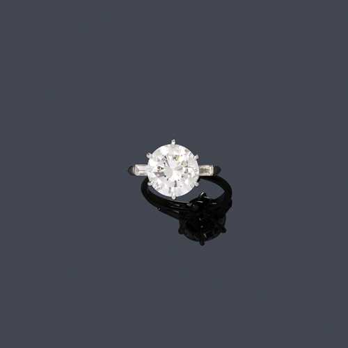 DIAMOND RING, ca. 1966. Platinum 950. Classic solitaire model, the top set with 1 brilliant-cut diamond of 4.62 ct, ca. H/VVS1, flanked by 2 baguette-cut diamonds weighing ca. 0.50 ct. Size ca. 54. With warranty certificate No. 17.358, Chambre de Commerce et d'Industrie de Paris, March 1966, insurance estimate of June 1966 and February 2001.
