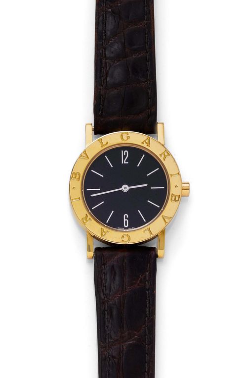 LADY'S WRISTWATCH, BULGARI-BULGARI. Yellow gold 750. Ref. BB30GL. Round case No. F 4711 with broad lunette signed by Bulgari. Black dial with gold -coloured indices and hands. Quartz movement. Brown leather band with Bulgari gold clasp, worn. D 30 mm. With original case.