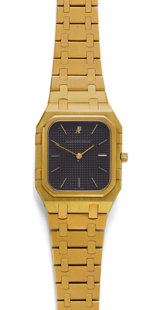 GENTLEMAN'S WRISTWATCH, AUDEMARS PIGUET, ROYAL OAK, 1980s. Yellow gold 750. Ref. B56498. Matte-finished, octagonal case. Anthracite-coloured, engine-turned dial with gold -coloured indices and hands. Quartz movement No. 225101, Cal. 2511. Matte-finished gold band with fold-over clasp. D 42 x 32 mm.
