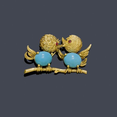 GOLD AND TURQUOISE BROOCH, VAN CLEEF & ARPELS, NEW YORK. Yellow gold 750. Charming brooch with two young birds sitting on a branch and "having a discussion". The bodies each of 1 oval turquoise cabochon of ca. 11.5 x 9.7 mm. Signed VCA NY, No. IV 985-39. Ca. 2.6 x 4.6 cm. With black suede pouch.