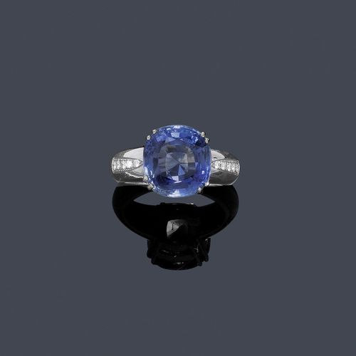SAPPHIRE AND DIAMOND RING. White gold 750. Decorative ring, the top set with 1 antique-oval Ceylon sapphire of 8.97 ct, untreated, the ring shoulders additionally decorated with 10 brilliant-cut diamonds weighing ca. 0.15 ct. Size ca. 54. With GIC Report No. CO-BS-OR0011-00946, September 2009.