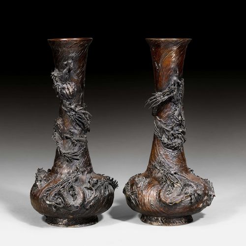 A LARGE PAIR OF BRONZE VASES WITH DRAGONS. Japan, Meiji period, height 61 cm.