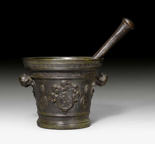 LARGE MORTAR WITH PESTLE, Renaissance, inscribed E.R.D.B.S. ANGIOLI and dated 1622, probably France. Patinated bronze. Two knobs designed as the head of a woman. The wall features stylised coats of arms and the inscription PIETRO DOISEMONT FRANCESE PERUSIA FECIT. D 34 cm. H 28.5 cm. Pestle: L 52 cm. Provenance: private collection, Lugano.