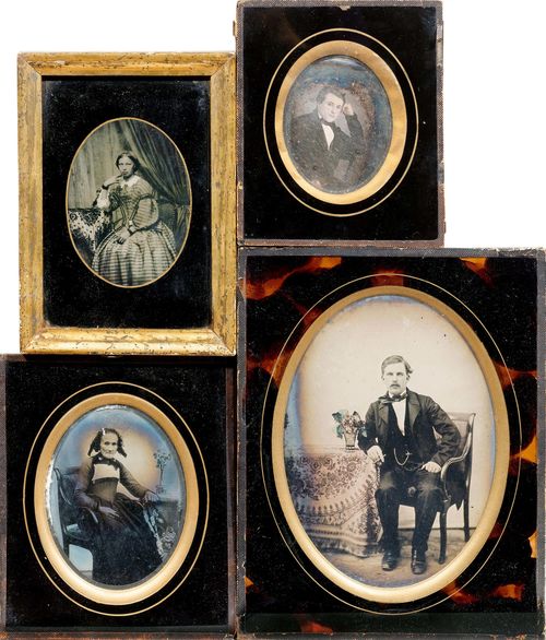 AMBROTYPIEN - Kleine Sammlung von 4 Portraits. Original-Photographien. Kol. Ambrotypien (3) u. Daguerreotypie. Wohl Schweiz, um 1850. Diverse Formate (ca. 7,5 x 6 - 15,5 x 11,5 cm). Alt unter Glas mont. mit verg. Passpartout, 1 mit Goldrahmen (ca. 13 x 11 - 21 x 16,5 cm).