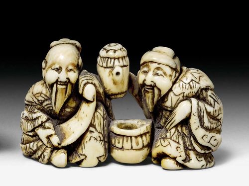AN IVORY NETSUKE OF TWO SCHOLARS WITH A SAKE POT. Japan, 19th c. Length 4.9 cm.