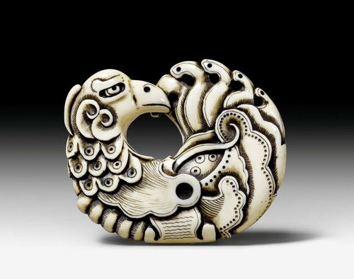 AN UNUSUAL IVORY NETSUKE OF A CURLED UP PHOENIX. Japan, 19th c. Length 7.2 cm. Signed.