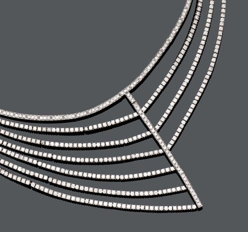 DIAMOND NECKLACE WITH BRACELET. White gold 750, 203g. Asymmetric, "V"-shaped necklace set with brilliant-cut diamonds and matching bracelet. L ca. 40 cm. resp. L ca. 18 cm. Diamonds totalling ca. 26.00 ct.