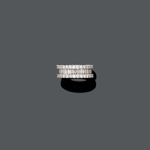 DIAMOND MEMORY RING. White gold 750. Set with baguette-cut diamonds, weighing ca. 4.40 ct. Size ca. 53.