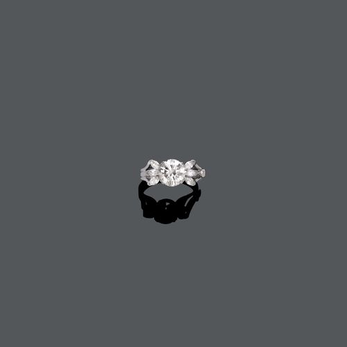 DIAMOND RING, ca. 1960. Platinum 950. Set with a brilliant-cut diamond of ca. 2.40 ct, ca. F-G/SI2, flanked by 6 marquise-cut diamonds, weighing ca. 0.40 ct. Size ca. 56.
