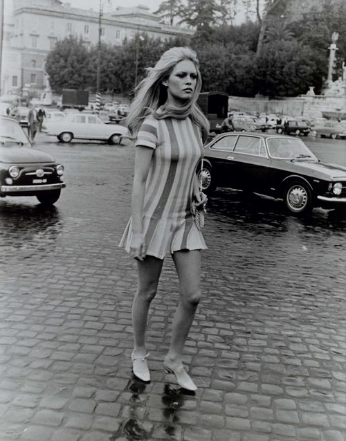 La Verde, Vittorio (1940-). Brigitte Bardot auf der Piazza del Popolo. Original-Photographie. Silbergelatine-Abzug. Rücks. Photographenstempel. [Rom], verso hs. dat. 1965. 30,5 x 23,8 cm.