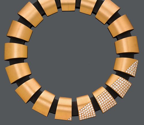 GOLD DIAMOND NECKLACE, Vienna, ca. 1970. Yellow gold 750, 280g. Designed with trapezium shaped gold elements, the front set with brilliant-cut diamonds, totalling ca. 10.50 ct, joined by a rubber band. L ca. 45 cm.